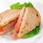 Los sandwiches son opciones saludables para la cena. No le incluya grasa y use pan integral. Acompáñelo de un vaso de leche o yogurt light